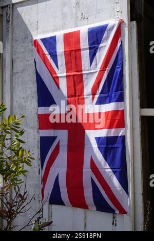 Union Jack Flagge von Großbritannien. Die britische Flagge hängt vor dem Haus als Zeichen des Patriotismus Stockfoto