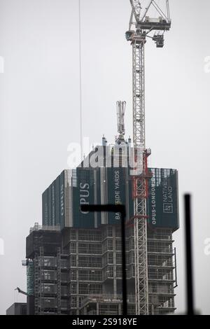 Die Bauarbeiten am OPUS WERDEN DAS ERSTE WOHNGEBÄUDE SEIN, DAS IN BANKSIDE YARDS ERÖFFNET WIRD, einem wegweisenden neuen Ziel für gemischte Nutzung ohne fossile Brennstoffe. Auf 50 Etagen bietet dieses Meisterwerk am Fluss unvergleichliche Ausblicke über London. Stockfoto