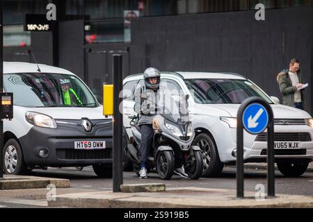 Der Piaggio MP3 (Moto Piaggio A 3 ruote, „Piaggio Moto mit 3 Rädern“) ist ein schwenkbarer dreirädriger Roller des italienischen Herstellers Piaggio. Er wurde 2006 erstmals auf den Markt gebracht und ist bekannt für seine Kombination aus zwei Vorderrädern und einem einzigen Hinterrad. Abgebildet im Zentrum von London, Großbritannien. Stockfoto