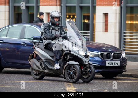 Der Piaggio MP3 (Moto Piaggio A 3 ruote, „Piaggio Moto mit 3 Rädern“) ist ein schwenkbarer dreirädriger Roller des italienischen Herstellers Piaggio. Er wurde 2006 erstmals auf den Markt gebracht und ist bekannt für seine Kombination aus zwei Vorderrädern und einem einzigen Hinterrad. Abgebildet im Zentrum von London, Großbritannien. Stockfoto