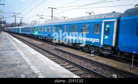Durchfahrt des Nachtreisezug EuroNight EN345 Stockholm - Berlin durch den Bahnhof Berlin Zoologischer Garten. Betreiber ist die schwedische Bahngesellschaft SJ. DEU, Deutschland, Berlin, 18.01.2025: *** Durchfahrt des Nachtzuges EuroNight EN345 Stockholm Berlin durch den Bahnhof Berlin Zoologischer Garten, betrieben von der schwedischen Eisenbahngesellschaft SJ DEU, Deutschland, Berlin, 18 01 2025 Stockfoto