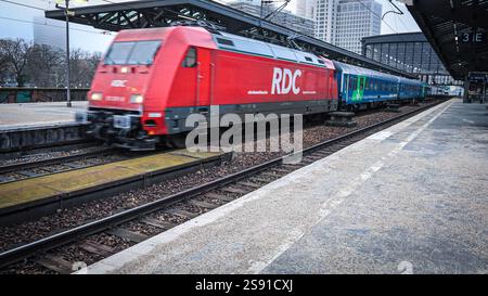 Durchfahrt des Nachtreisezug EuroNight EN345 Stockholm - Berlin durch den Bahnhof Berlin Zoologischer Garten. Betreiber ist die schwedische Bahngesellschaft SJ. DEU, Deutschland, Berlin, 18.01.2025: *** Durchfahrt des Nachtzuges EuroNight EN345 Stockholm Berlin durch den Bahnhof Berlin Zoologischer Garten, betrieben von der schwedischen Eisenbahngesellschaft SJ DEU, Deutschland, Berlin, 18 01 2025 Stockfoto