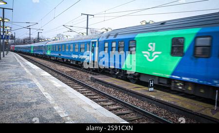 Durchfahrt des Nachtreisezug EuroNight EN345 Stockholm - Berlin durch den Bahnhof Berlin Zoologischer Garten. Betreiber ist die schwedische Bahngesellschaft SJ. DEU, Deutschland, Berlin, 18.01.2025: *** Durchfahrt des Nachtzuges EuroNight EN345 Stockholm Berlin durch den Bahnhof Berlin Zoologischer Garten, betrieben von der schwedischen Eisenbahngesellschaft SJ DEU, Deutschland, Berlin, 18 01 2025 Stockfoto