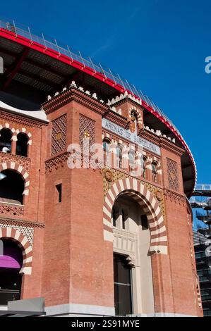 Restaurierte Fassade der Stierkampfarena Las Arenas aus dem Jahr 1900, heute ein Einkaufszentrum, Plaza España, Barcelona, Spanien Stockfoto