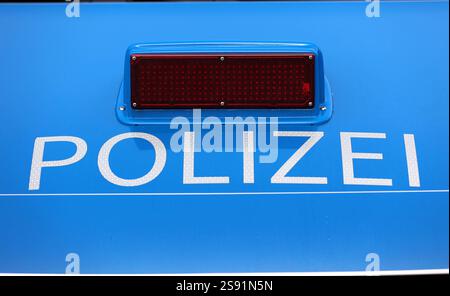 Hier der Blick auf den Schriftzug Polizei auf einem Polizeiauto, Einsatzfahrzeug, Symbolbild Stockfoto
