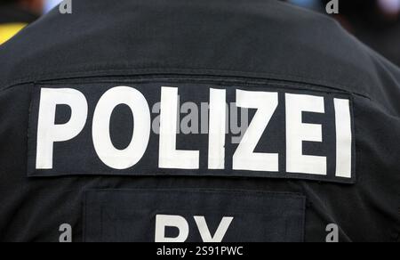 Hier der Blick auf den Schriftzug Polizei, auf dem Rücken eines Polizisten, Einsatzkraft, Symbolbild Stockfoto