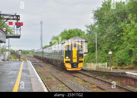 GWR Hybrid Klasse 158/0 Nr. 158957 Ankunft am Bahnhof Liskeard, Cornwall, mit einem Zug von Plymouth nach Penzance am 18. Mai 2022. Stockfoto