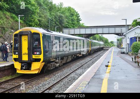 GWR Hybrid Klasse 158/0 Nr. 158957 wartet am Bahnhof Liskeard, Cornwall, mit einem Zug von Plymouth nach Penzance am 18. Mai 2022. Stockfoto