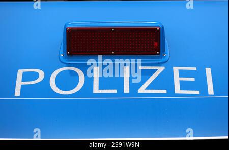 Hier der Blick auf den Schriftzug Polizei auf einem Polizeiauto, Einsatzfahrzeug, Symbolbild Stockfoto