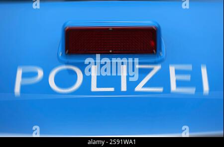 Hier der Blick auf den Schriftzug Polizei auf einem Polizeiauto, Einsatzfahrzeug, leicht verwischt, Symbolbild Stockfoto