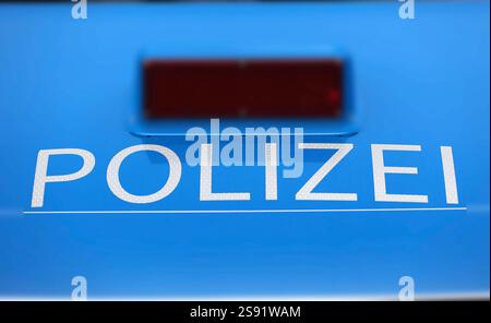 Hier der Blick auf den Schriftzug Polizei auf einem Polizeiauto, Einsatzfahrzeug, Symbolbild, unscharf um den Schriftzug Stockfoto