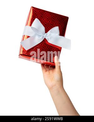 Nahaufnahme einer Frau, die ein Weihnachtsgeschenk mit weißem Hintergrund hochhebt Stockfoto