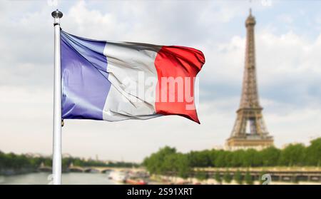Französische Flagge im Sommer der Olympischen Spiele 2024 in Paris, Eiffelturm in Paris, Frankreich, Panoramahintergrund Stockfoto