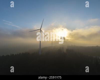 Windräder im Morgennebel mit durchbrechendem Sonnenlicht, Rems-Tal, Baden-Württemberg, Deutschland, Europa Stockfoto