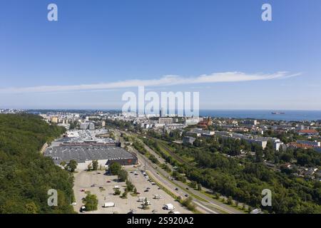 Gdynia, Blick auf das Stadtzentrum und das Viertel St. Maximilian's Hill. Auf der linken Seite befindet sich das größte Einkaufszentrum in Gdynia, Riviera. Drohnen-Photogra Stockfoto