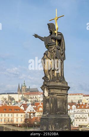 Statue von Johannes dem Täufer mit der Prager Burg, Karlsbrücke, Praha, Tschechische Republik, Europa Stockfoto