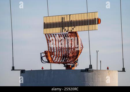 Flughafen Düsseldorf, Radarantenne der Deutschen Flugsicherung, DFS, Nordrhein-Westfalen, Deutschland, Stockfoto