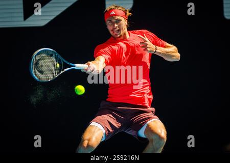 Der Deutsche Alexander Zverev wurde während eines Tennisspiels zwischen dem Serben Djokovic und dem Deutschen Zverez im Halbfinale der Männer beim Grand Slam-Tennis-Turnier „Australian Open“ am Freitag, den 24. Januar 2025 in Melbourne Park, Australien, gezeigt. Die Ausgabe 2025 des Australian Grand Slam findet vom 12. Bis 26. Januar statt. Nachdem Zverez den ersten Satz gewonnen hatte, musste Djokovic mit einer Verletzung in den Ruhestand gehen. BELGA FOTO PATRICK HAMILTON Stockfoto