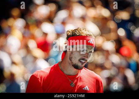 Der Deutsche Alexander Zverev wurde während eines Tennisspiels zwischen dem Serben Djokovic und dem Deutschen Zverez im Halbfinale der Männer beim Grand Slam-Tennis-Turnier „Australian Open“ am Freitag, den 24. Januar 2025 in Melbourne Park, Australien, gezeigt. Die Ausgabe 2025 des Australian Grand Slam findet vom 12. Bis 26. Januar statt. Nachdem Zverez den ersten Satz gewonnen hatte, musste Djokovic mit einer Verletzung in den Ruhestand gehen. BELGA FOTO PATRICK HAMILTON Stockfoto
