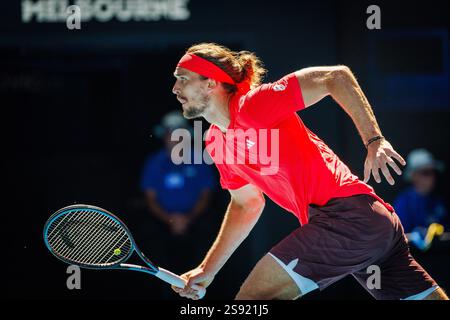 Der Deutsche Alexander Zverev wurde während eines Tennisspiels zwischen dem Serben Djokovic und dem Deutschen Zverez im Halbfinale der Männer beim Grand Slam-Tennis-Turnier „Australian Open“ am Freitag, den 24. Januar 2025 in Melbourne Park, Australien, gezeigt. Die Ausgabe 2025 des Australian Grand Slam findet vom 12. Bis 26. Januar statt. Nachdem Zverez den ersten Satz gewonnen hatte, musste Djokovic mit einer Verletzung in den Ruhestand gehen. BELGA FOTO PATRICK HAMILTON Stockfoto