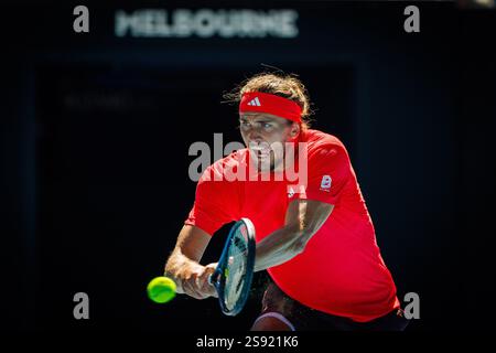 Der Deutsche Alexander Zverev wurde während eines Tennisspiels zwischen dem Serben Djokovic und dem Deutschen Zverez im Halbfinale der Männer beim Grand Slam-Tennis-Turnier „Australian Open“ am Freitag, den 24. Januar 2025 in Melbourne Park, Australien, gezeigt. Die Ausgabe 2025 des Australian Grand Slam findet vom 12. Bis 26. Januar statt. Nachdem Zverez den ersten Satz gewonnen hatte, musste Djokovic mit einer Verletzung in den Ruhestand gehen. BELGA FOTO PATRICK HAMILTON Stockfoto