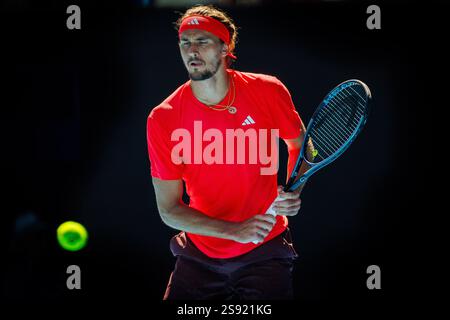Der Deutsche Alexander Zverev wurde während eines Tennisspiels zwischen dem Serben Djokovic und dem Deutschen Zverez im Halbfinale der Männer beim Grand Slam-Tennis-Turnier „Australian Open“ am Freitag, den 24. Januar 2025 in Melbourne Park, Australien, gezeigt. Die Ausgabe 2025 des Australian Grand Slam findet vom 12. Bis 26. Januar statt. Nachdem Zverez den ersten Satz gewonnen hatte, musste Djokovic mit einer Verletzung in den Ruhestand gehen. BELGA FOTO PATRICK HAMILTON Stockfoto