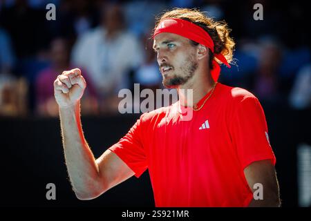 Der Deutsche Alexander Zverev wurde während eines Tennisspiels zwischen dem Serben Djokovic und dem Deutschen Zverez im Halbfinale der Männer beim Grand Slam-Tennis-Turnier der Australian Open am Freitag, den 24. Januar 2025, in Melbourne Park, Australien, gezeigt. Die Ausgabe 2025 des Australian Grand Slam findet vom 12. Bis 26. Januar statt. Nachdem Zverez den ersten Satz gewonnen hatte, musste Djokovic mit einer Verletzung in den Ruhestand gehen. BELGA FOTO PATRICK HAMILTON Stockfoto