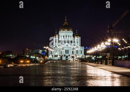 Moskau, Russland, 10. August 2015, Kathedrale Christi des Erlösers Orthodoxe Kirche mit Kuppel und christlichem Kreuz, Gläubige für Gebete Stockfoto