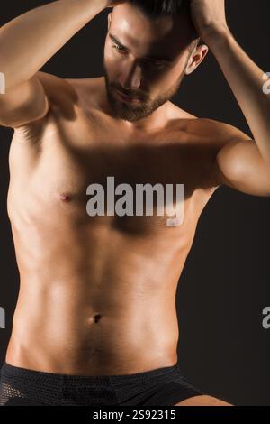 Gutaussehender und gesunder athletischer kaukasischer muskulöser junger Mann Stockfoto