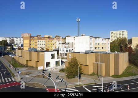 Witomino, ein Bezirk von Gdynia. Zeitgenössische öffentliche Architektur. Das lokale Kulturzentrum, das sogenannte PrzystaN Widna. Drohnenfotografie Stockfoto