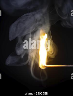 Ein Bild eines dunklen Hintergrunds mit Match-Flamme Stockfoto