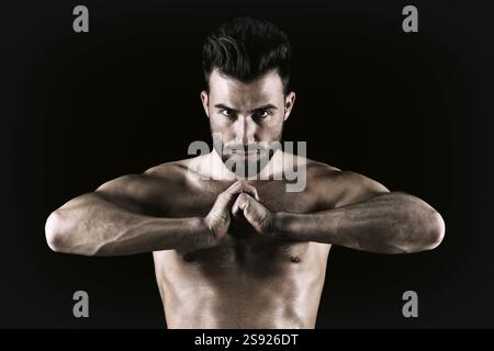 Gutaussehender und gesunder athletischer kaukasischer muskulöser junger Mann. Schwarzweißfoto Stockfoto