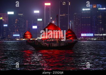 Dukling, traditioneller chinesischer Dschungel mit rotem Segel, Stadtpanorama, Nacht, Hong Kong Island, Volksrepublik China Stockfoto