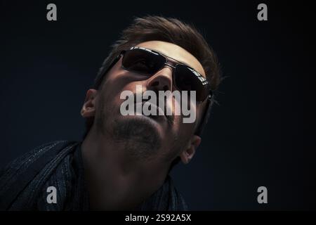 Porträt eines hübschen Mannes mit Sonnenbrille, unaufdringliches Bild Stockfoto