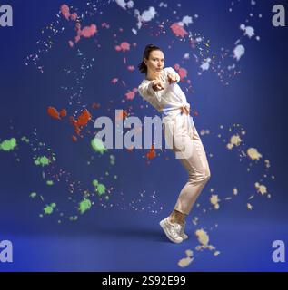 Junge und Schoene Taenzerin posiert im Studio vor farbigem Hintergrund Stockfoto