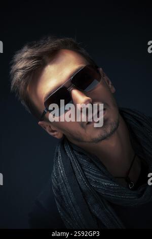 Porträt eines hübschen Mannes mit Sonnenbrille, unaufdringliches Bild Stockfoto
