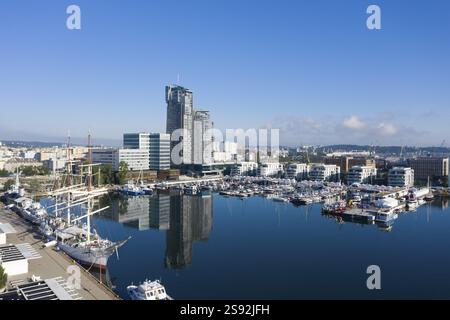 Gdynia, der sogenannte President's Pool, Blick vom Southern Pier, moderne Wohngebäude und ein neuer Yachthafen. Das höchste Gebäude ist zwei Wohnhäuser Stockfoto