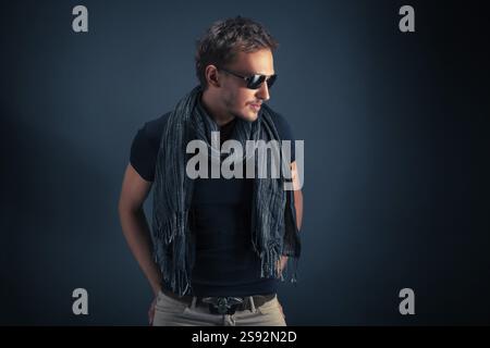 Porträt eines hübschen Mannes mit Sonnenbrille, unaufdringliches Bild Stockfoto