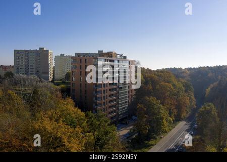 Moderne Wohnarchitektur in Polen, in Gdynia, im Bezirk Witomino. Drohnenfotografie Stockfoto