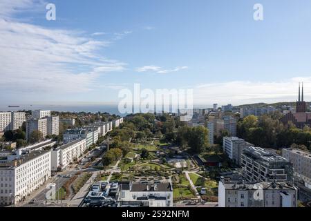 Downtown Gdynia, Blick auf den zentralen Park. Im Hintergrund die Bucht von Danzig. Drohnenfotografie Stockfoto