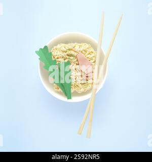 Kreative Lebensmittel Diät gesunde Ernährung Konzept Foto von leckeren Ramen Nudeln Pasta mit Garnelen Grün Essstäbchen und Schüssel auf blauem Hintergrund Stockfoto