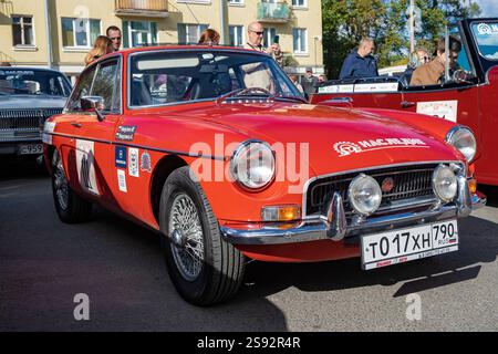 PETRODVORETS, RUSSLAND – 21. SEPTEMBER 2024: Britischer Sportwagen MGB GT bei der Retro-Rallye Petersburg-2024. Vorderansicht Stockfoto