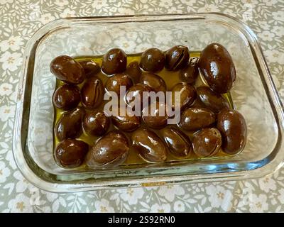 Hausgemachte Oliven fermentiert in Glasgefäß, wildem Fenchel und Konservenlösung. Gemüsekonserven im Herbst. Gesundes hausgemachtes Essen. Erhaltung der Ernte. Bereit Stockfoto