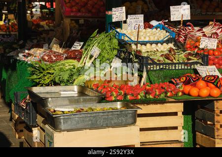 VENEDIG, ITALIEN - 16. FEBRUAR 2015: Obst und Gemüse auf dem Rialto-Markt. Dieser berühmte farbenfrohe Markt befindet sich am Canal Grande in der Nähe der R Stockfoto