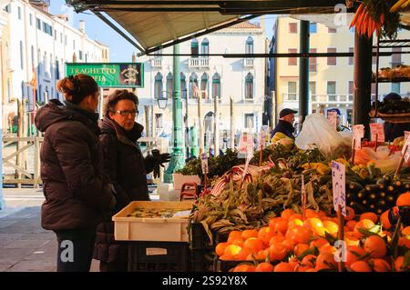 VENEDIG, ITALIEN - 16. FEBRUAR 2015: Seniorin kauft Obst und Gemüse auf dem Rialto-Markt. Stockfoto
