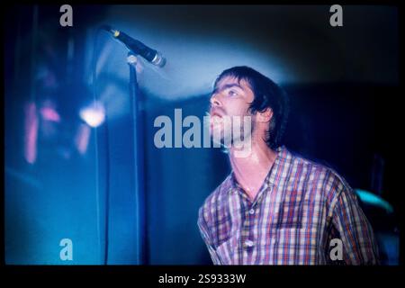OASIS, BE HERE NOW TOUR, 1997: Liam Gallagher von Oasis in der Cardiff International Arena CIA auf der Be Here Now Tour in Cardiff, Wales, Großbritannien am 10. Dezember 1997. Foto: Rob Watkins Stockfoto