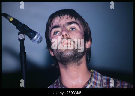 OASIS, BE HERE NOW TOUR, 1997: Liam Gallagher von Oasis in der Cardiff International Arena CIA auf der Be Here Now Tour in Cardiff, Wales, Großbritannien am 10. Dezember 1997. Foto: Rob Watkins Stockfoto
