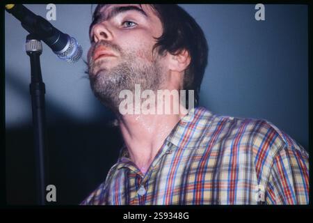 OASIS, BE HERE NOW TOUR, 1997: Liam Gallagher von Oasis in der Cardiff International Arena CIA auf der Be Here Now Tour in Cardiff, Wales, Großbritannien am 10. Dezember 1997. Foto: Rob Watkins Stockfoto