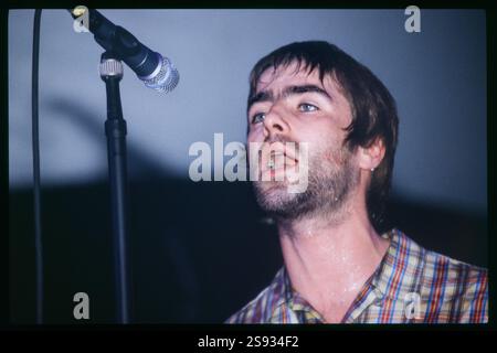 OASIS, BE HERE NOW TOUR, 1997: Liam Gallagher von Oasis in der Cardiff International Arena CIA auf der Be Here Now Tour in Cardiff, Wales, Großbritannien am 10. Dezember 1997. Foto: Rob Watkins Stockfoto