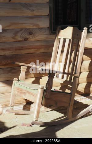 Reparieren und erneuern Sie den Schaukelstuhl auf einer hölzernen Veranda. Stockfoto